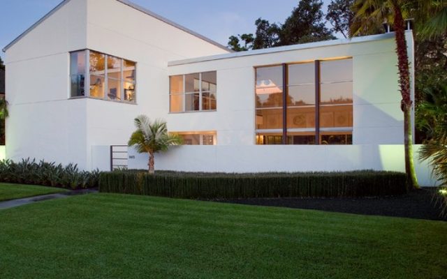 Minimalist Front Yard