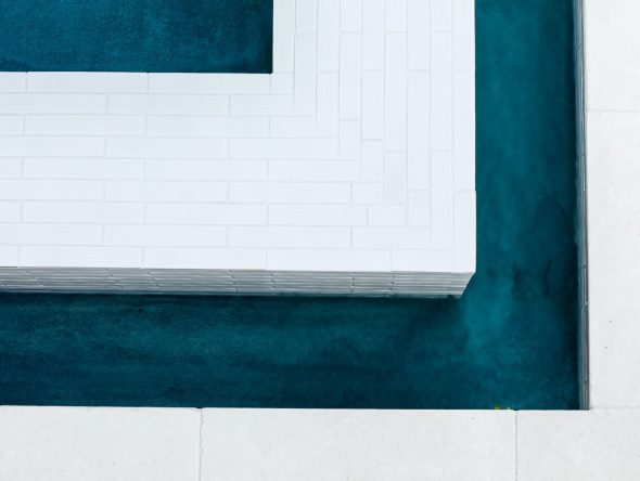 chic-modern-swimming-pool-and-garden-03