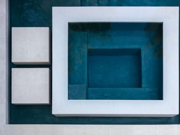 chic-modern-swimming-pool-and-garden-05