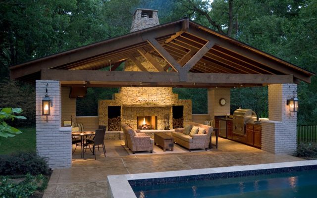 A Pool House That Makes a Splash, Even in the Fall
