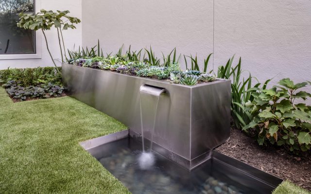 Large water fountains