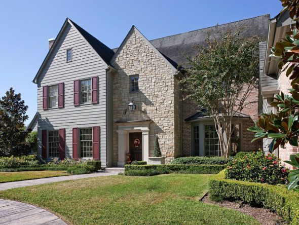 traditional-pool-and-landscaping-07